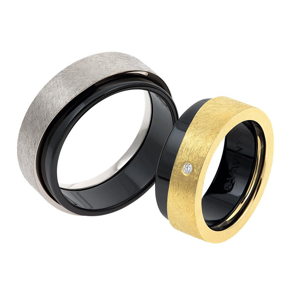 twee trouwringen met zwart en goud inleg