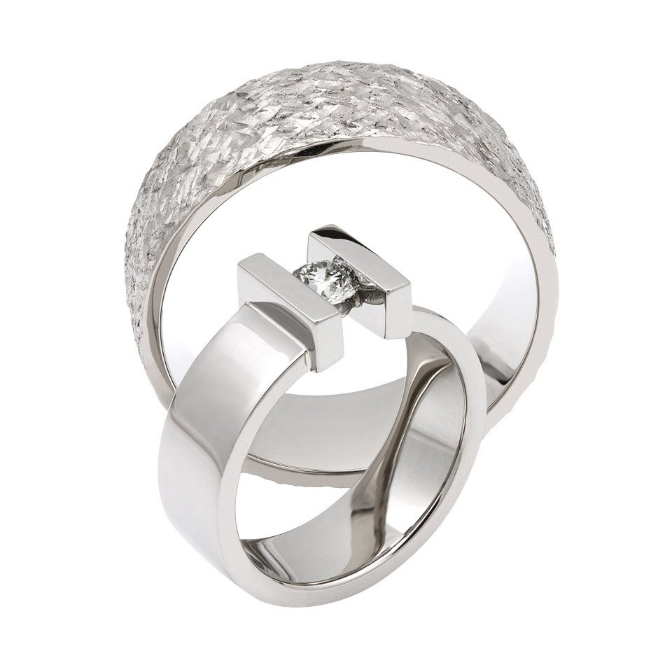 twee trouwringen met diamanten aan de zijkanten