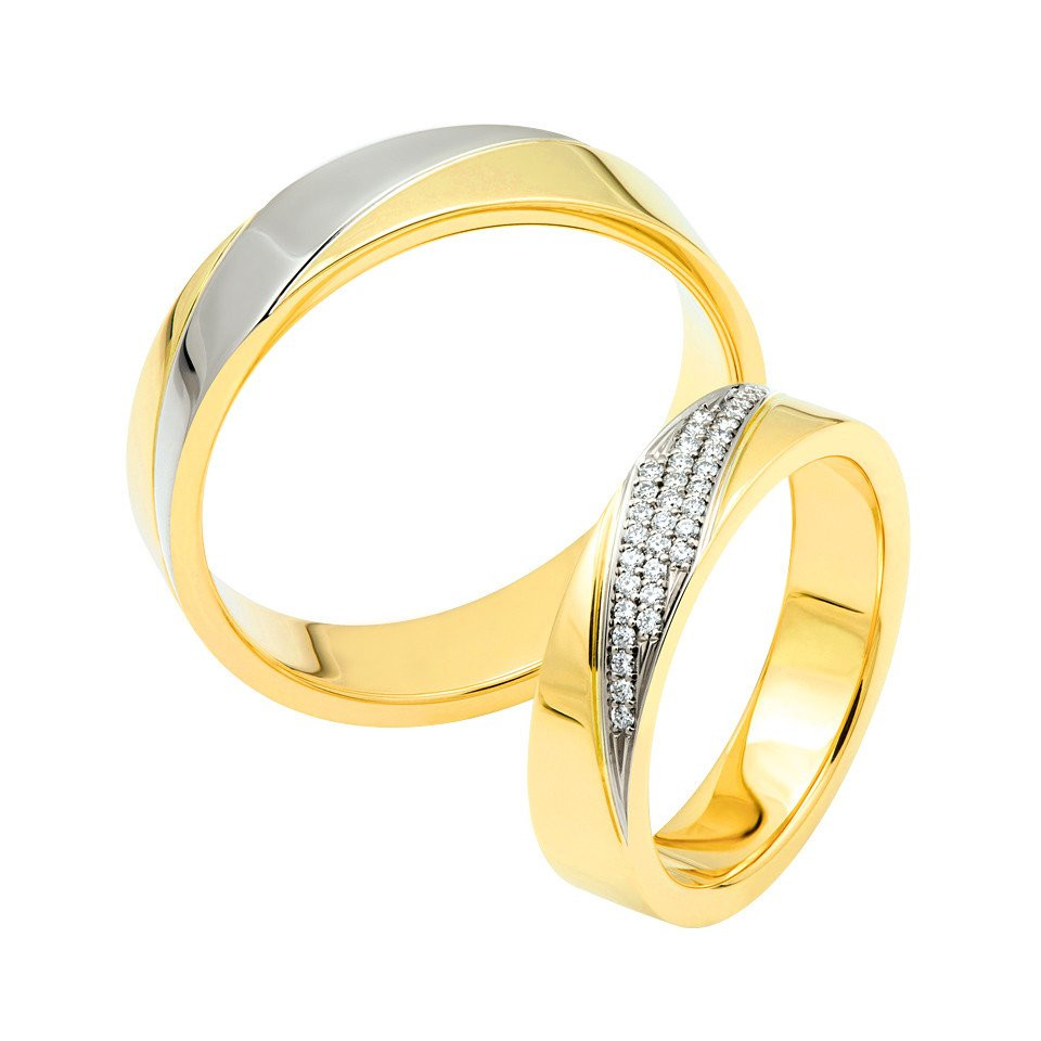 twee trouwringen met diamanten in geel en wit goud