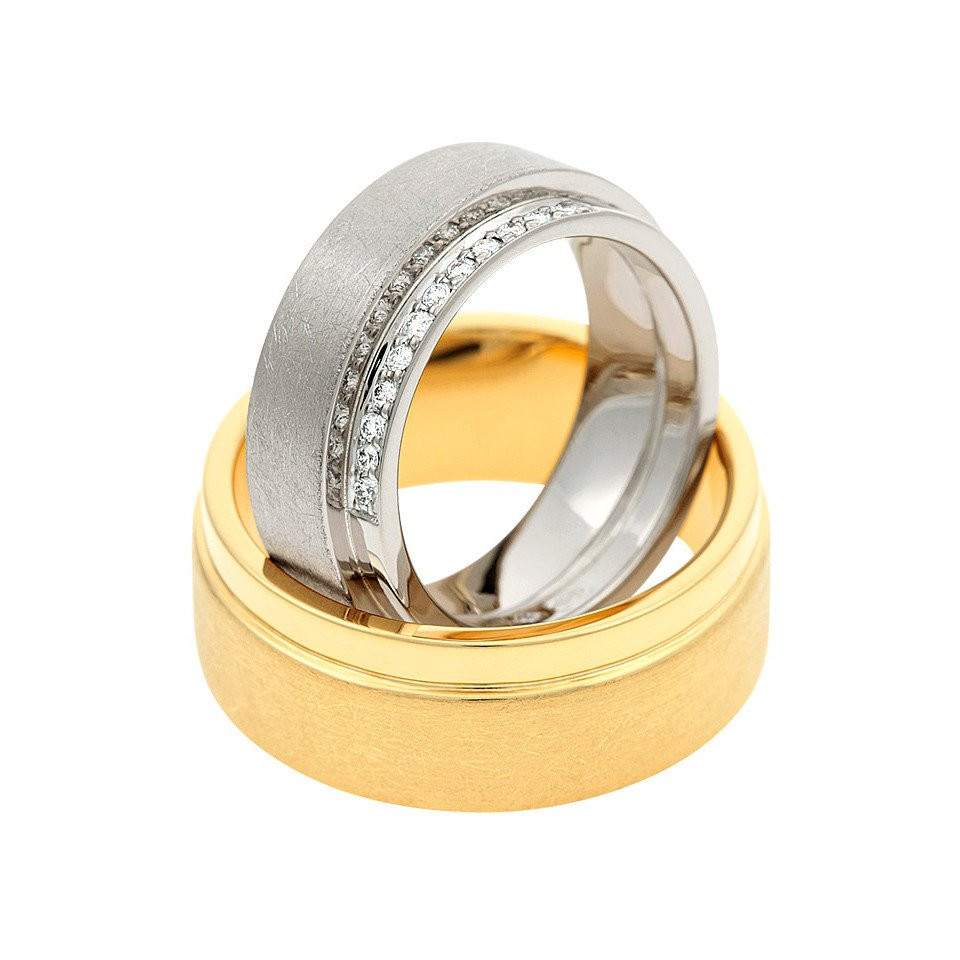 twee trouwringen met diamanten op de band