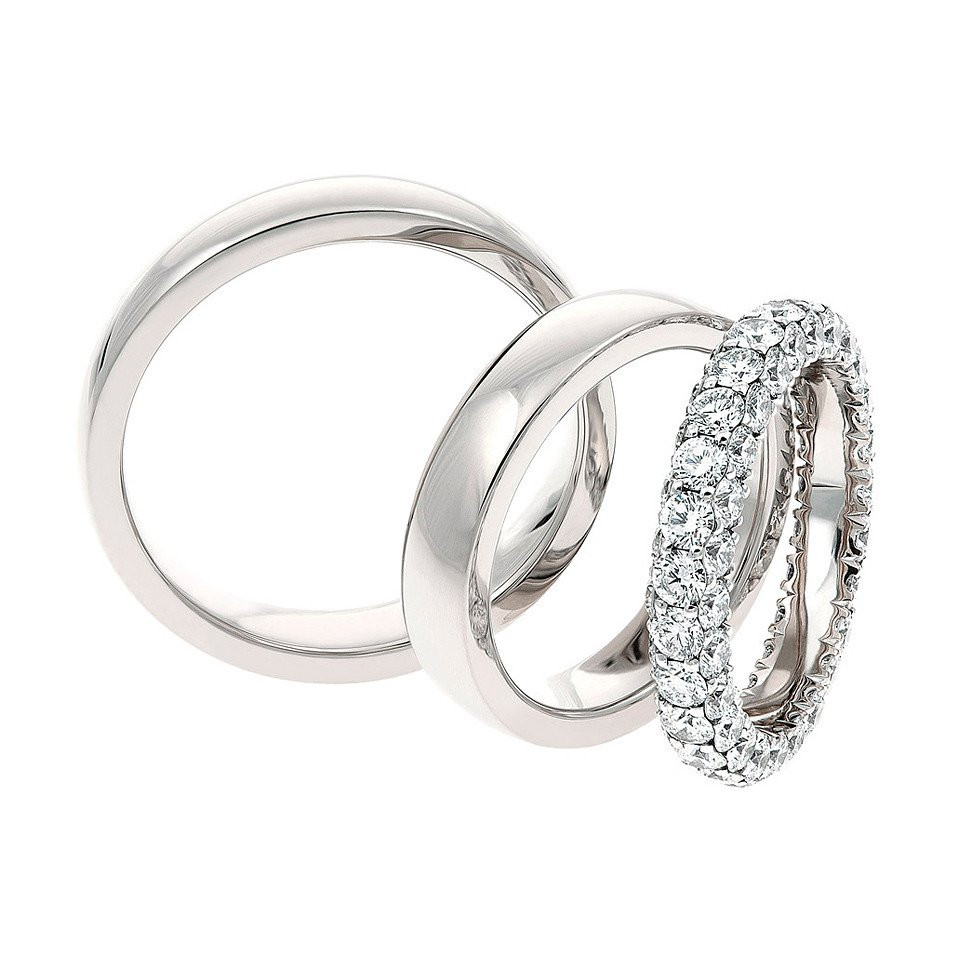 drie trouwringen met diamanten op een witte achtergrond