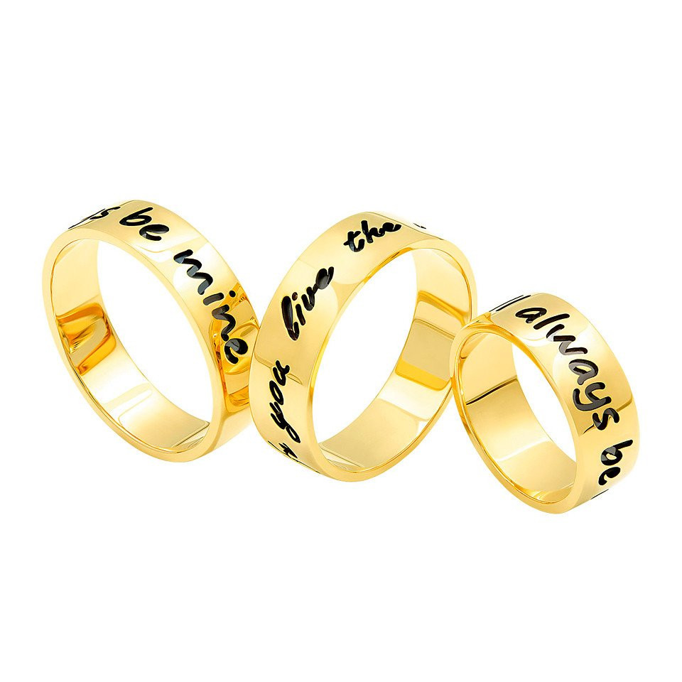 drie gouden ringen met de woorden 'love' en 'be mine'