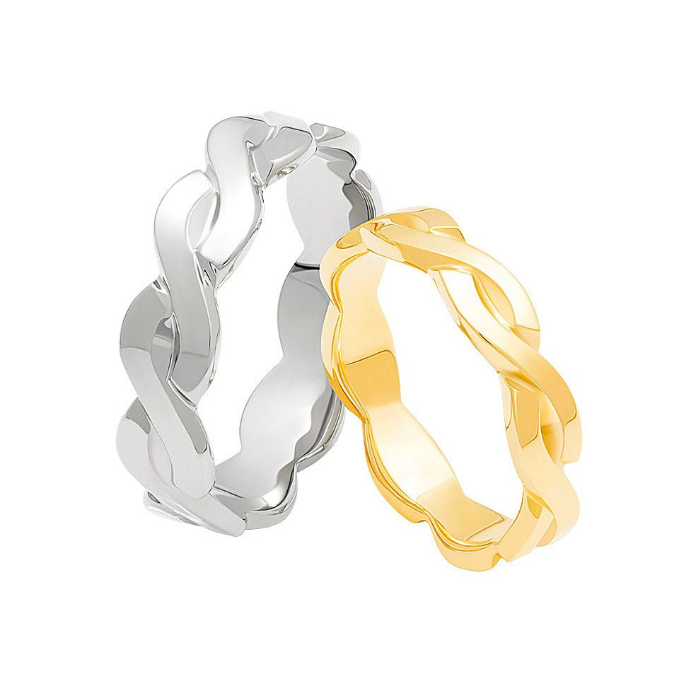 twee trouwringen met een gedraaid ontwerp