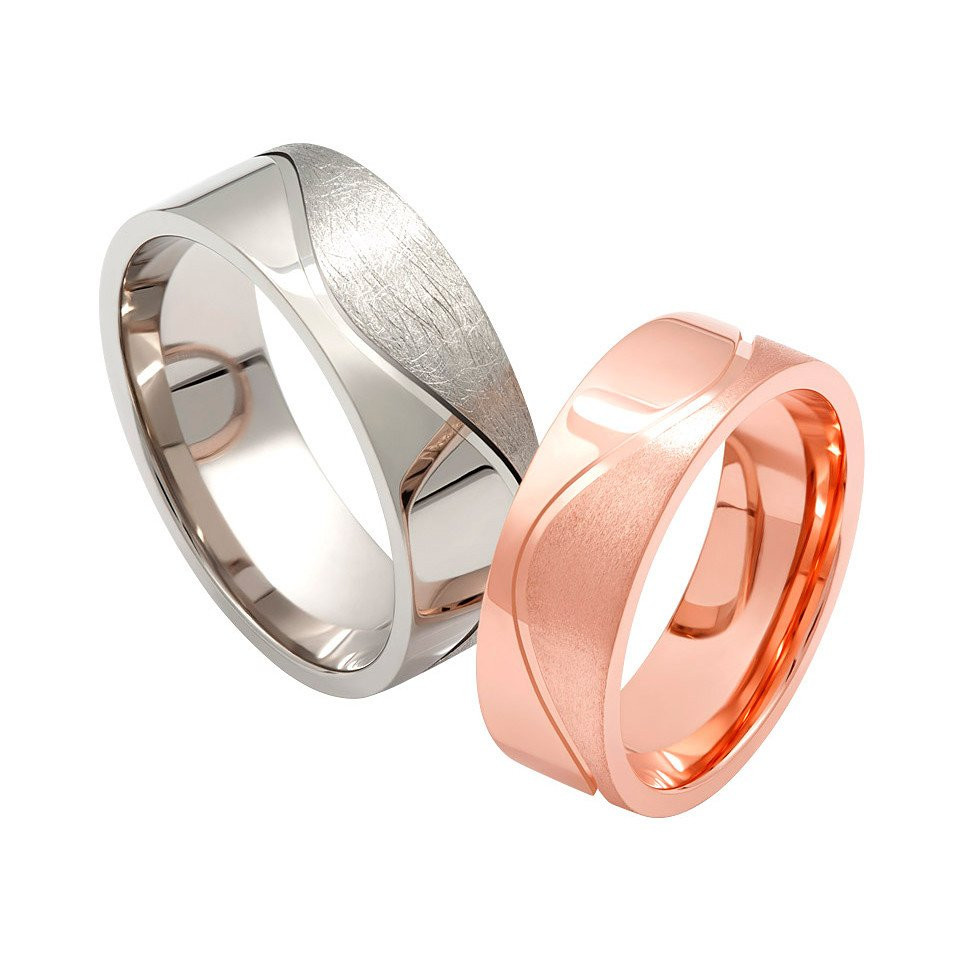 twee trouwringen in roségoud en zilver