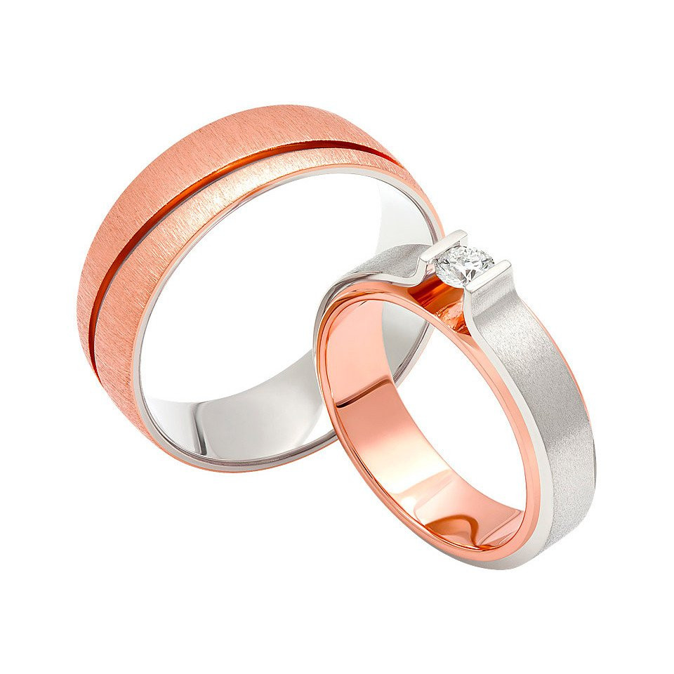 twee trouwringen met een diamant in het midden