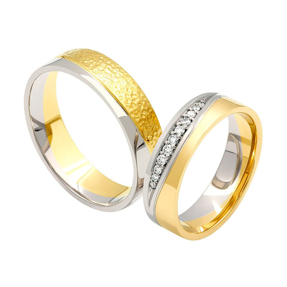 twee trouwringen met geel en wit goud