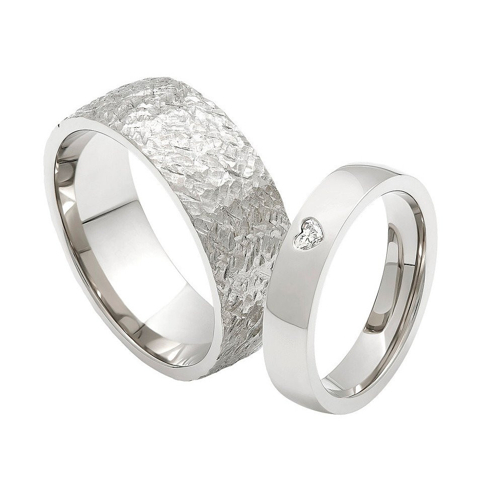 twee trouwringen met diamanten erop