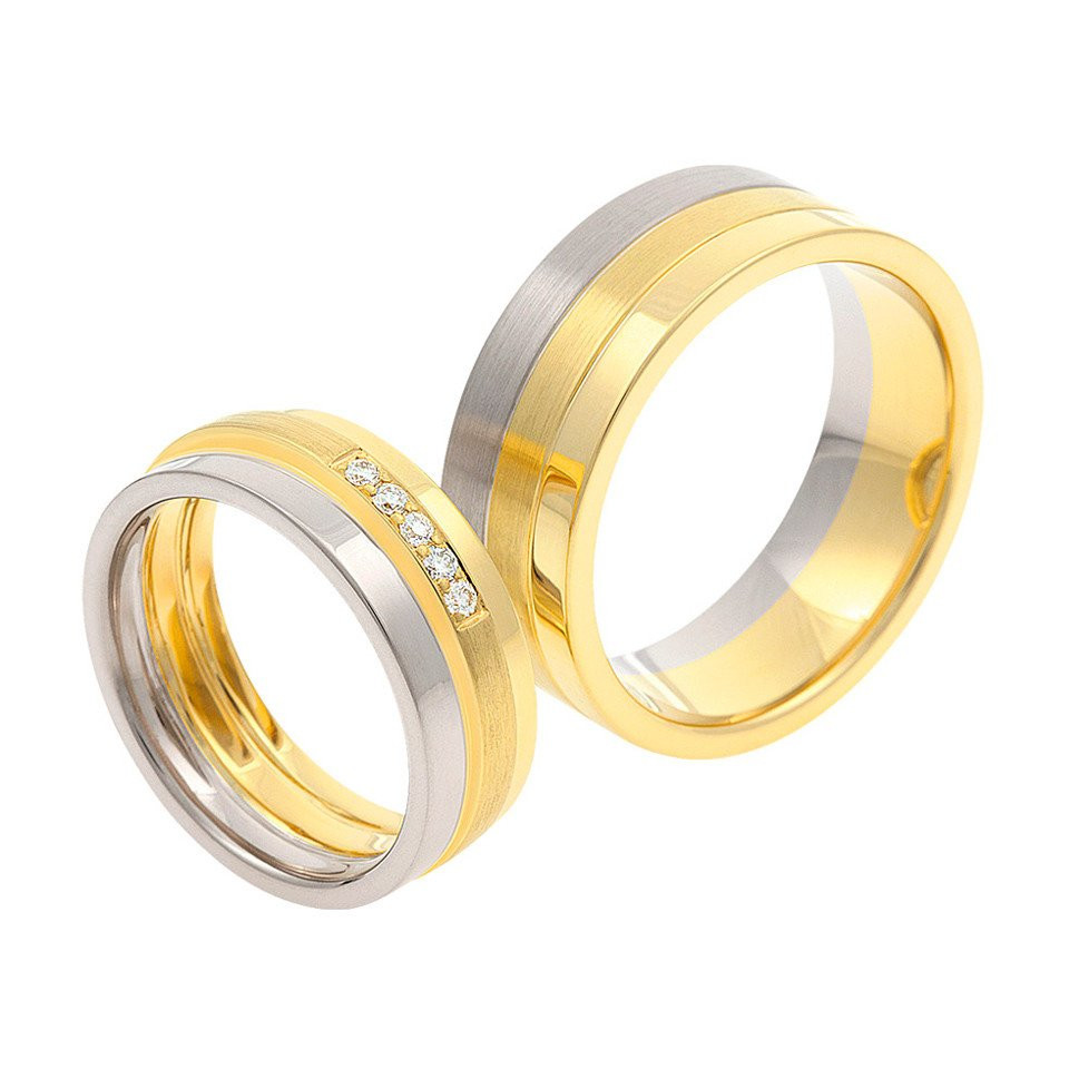 twee trouwringen van geel goud met diamanten