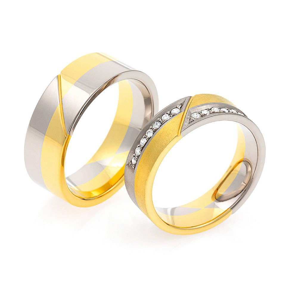 twee trouwringen van geel en wit goud met diamanten