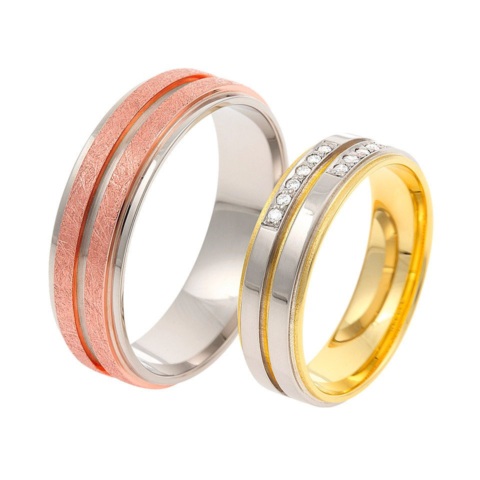 twee trouwringen met gouden en zilveren banden