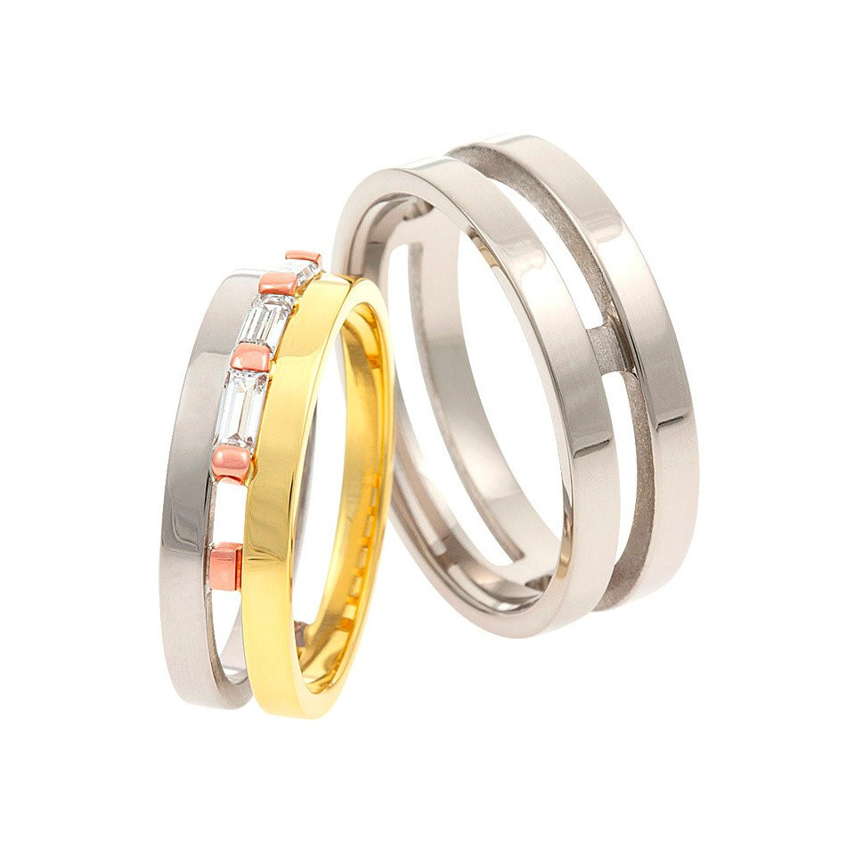 twee trouwringen met gouden en zilveren banden
