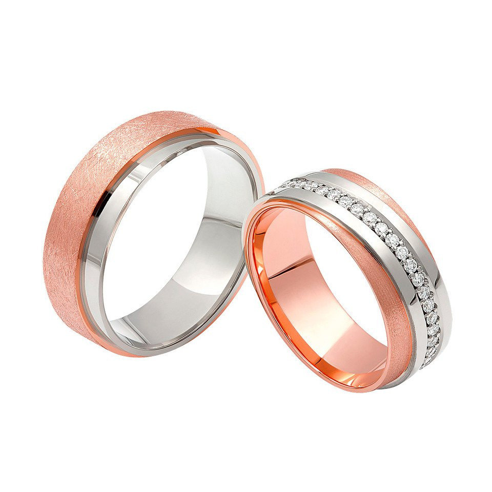 twee trouwringen met diamanten in roségoud en zilver