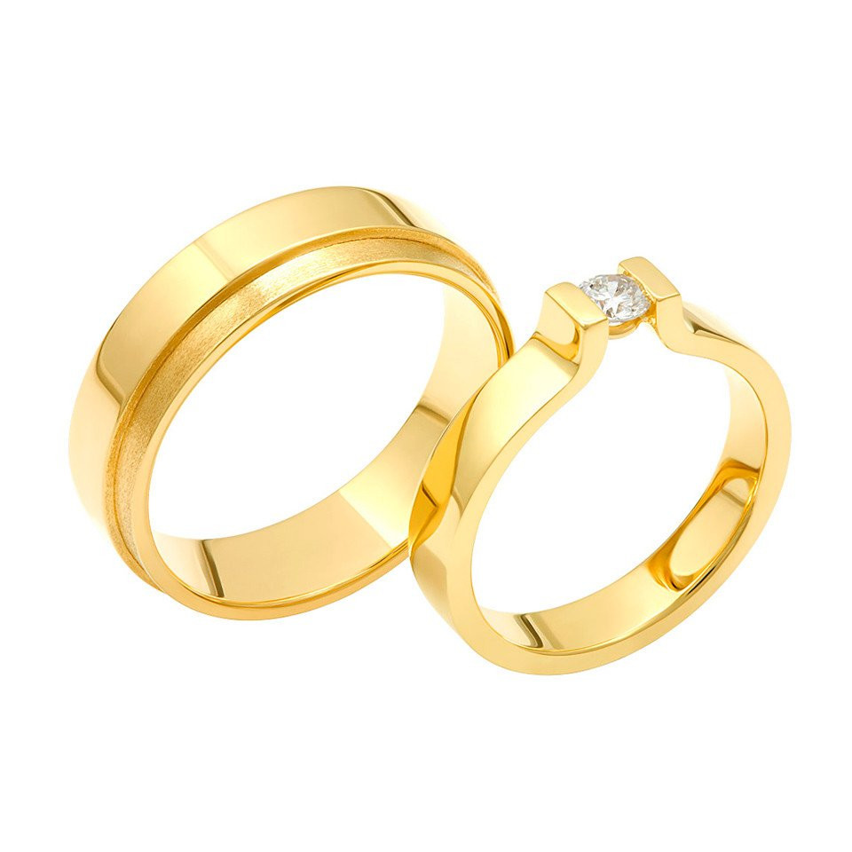 twee trouwringen van geel goud met diamanten