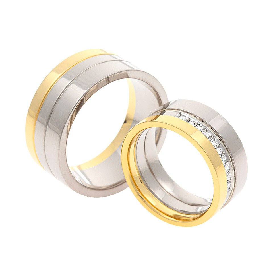 twee trouwringen met geel en wit goud