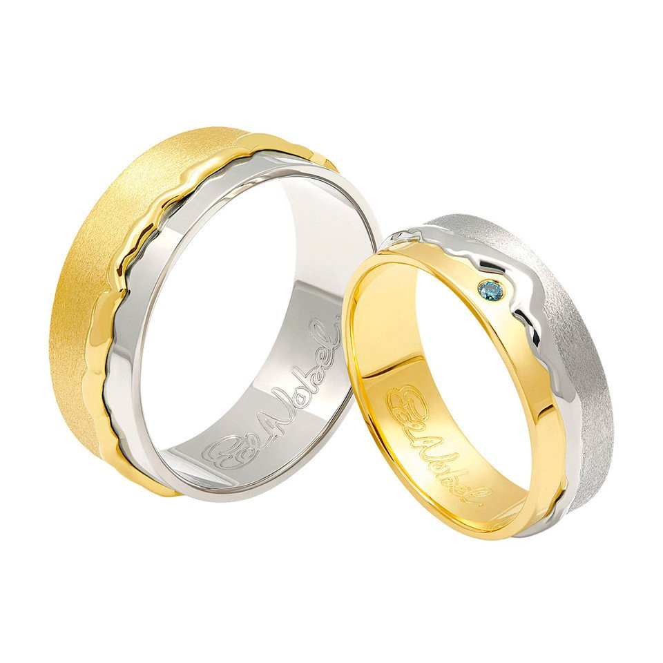 twee trouwringen met goud en zilver inleg