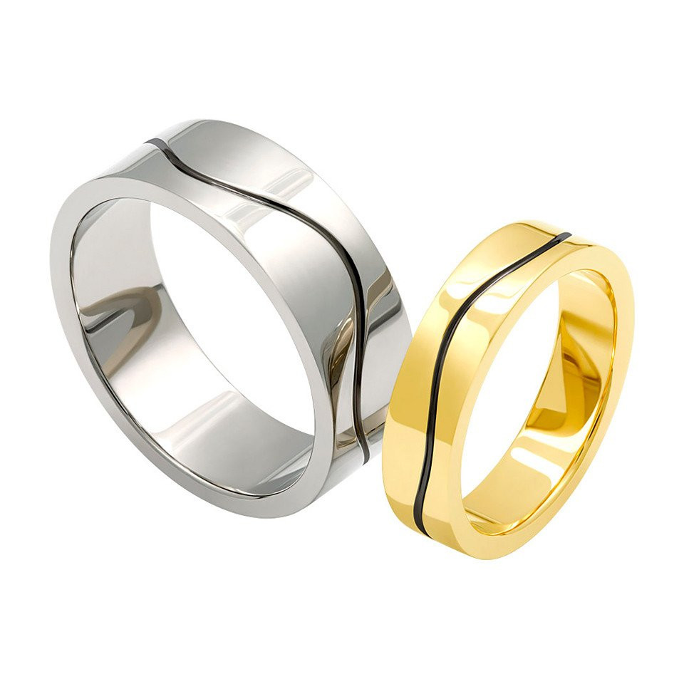 twee trouwringen met gouden en zilveren banden