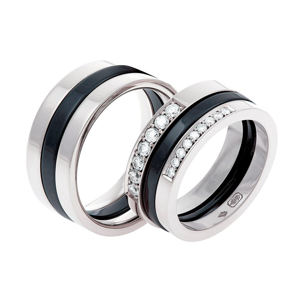 twee trouwringen met zwarte en witte diamanten