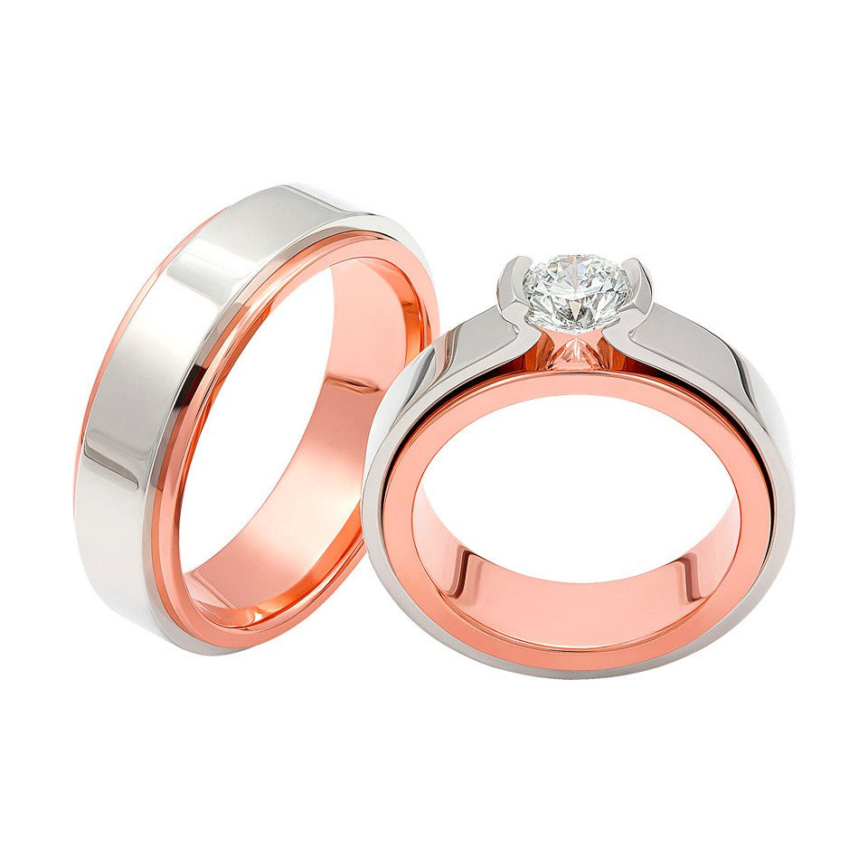 twee trouwringen met een diamant in het midden