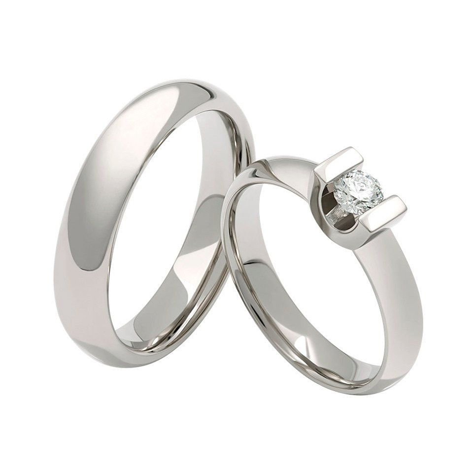 twee trouwringen met een diamant in het midden