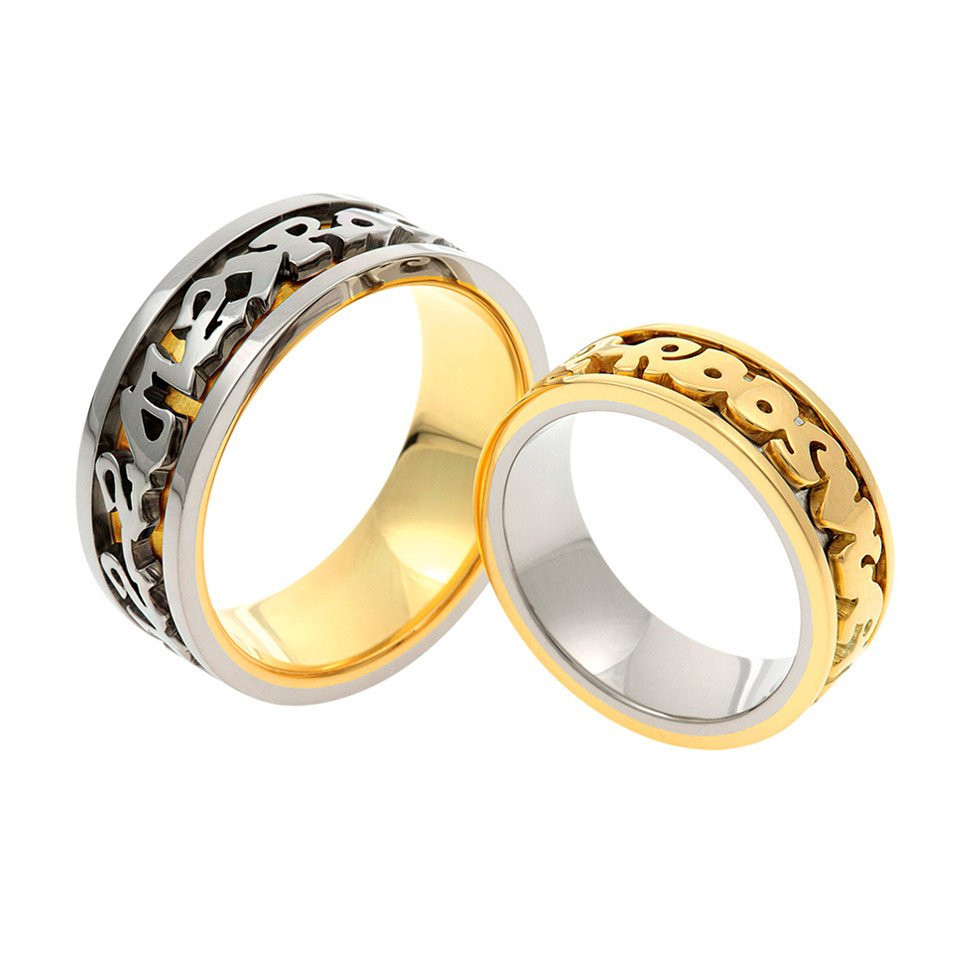 twee trouwringen met gouden en zilveren ontwerpen