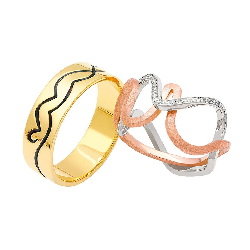 twee gouden en zilveren ringen met een hartontwerp