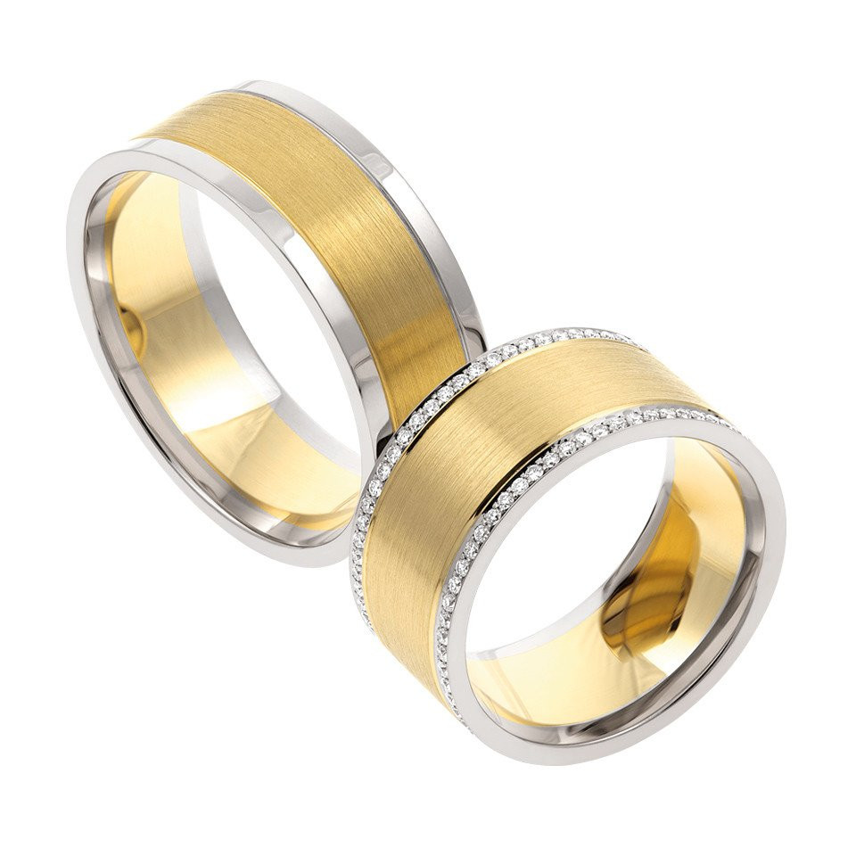 twee trouwringen van geel goud en witte diamanten