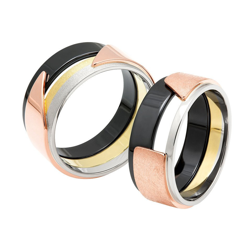 twee ringen met zwarte, gouden en zilveren inleg