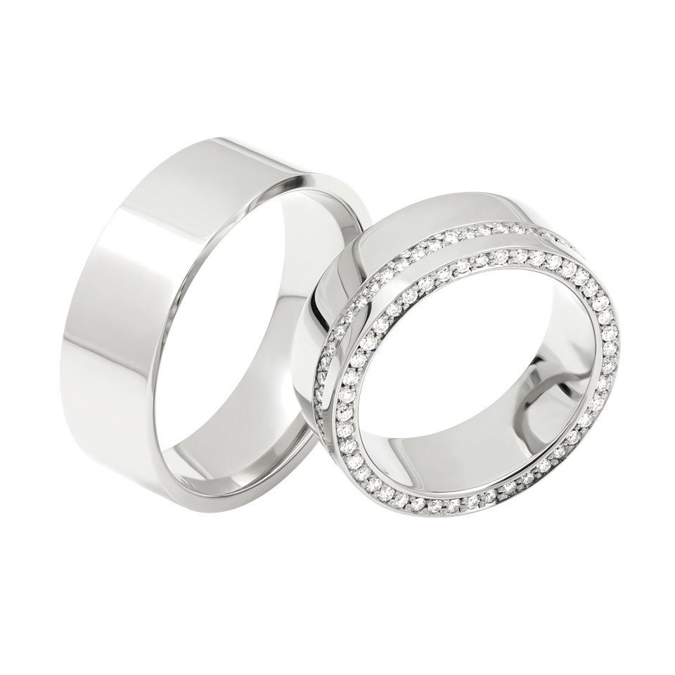 twee trouwringen met diamanten op een witte achtergrond