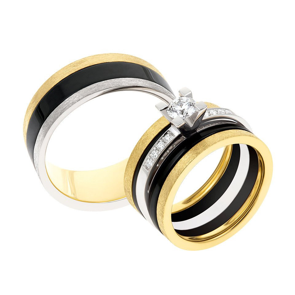 twee trouwringen met zwart en wit goud