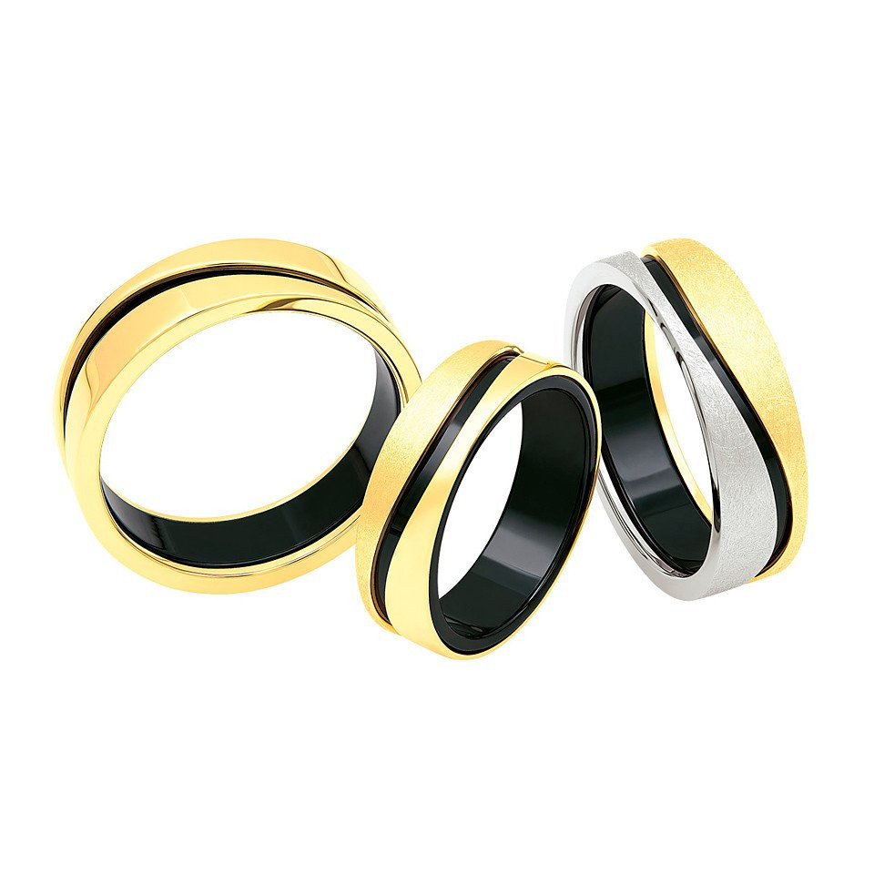 drie verschillend gekleurde ringen worden getoond op een wit oppervlak