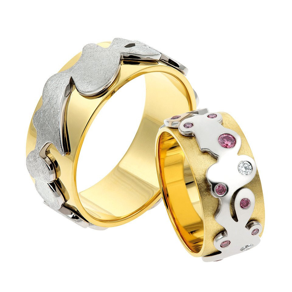 twee trouwringen met roze saffieren