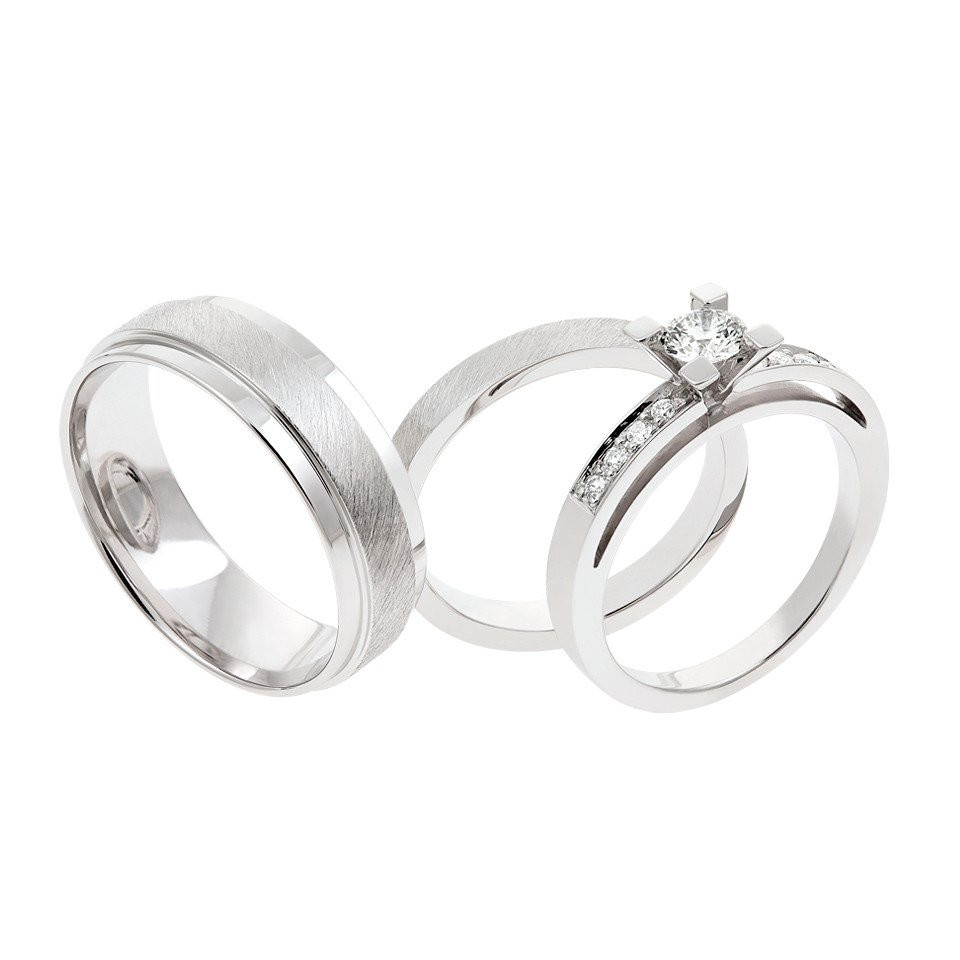 drie trouwringen met diamanten op een witte achtergrond