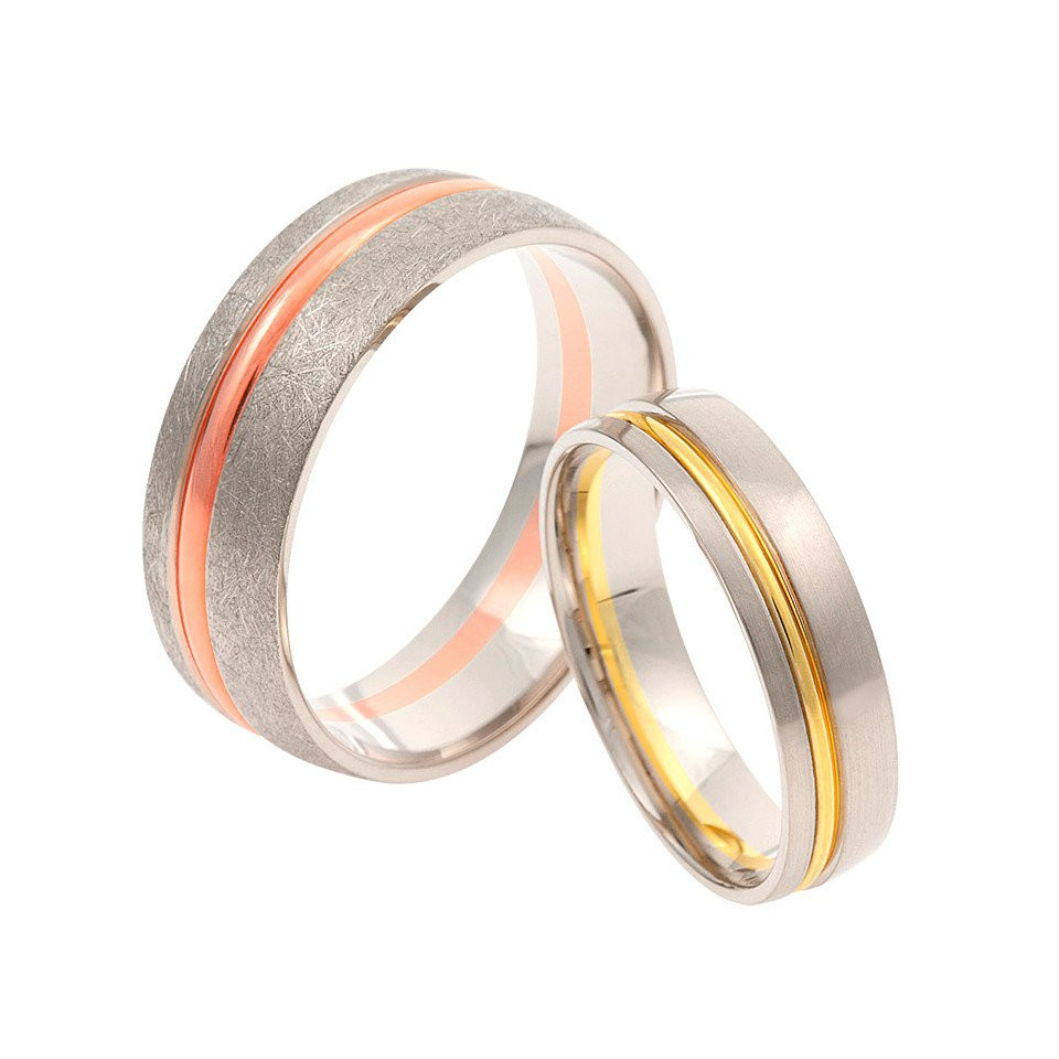 twee trouwringen met goud en zilver inleg