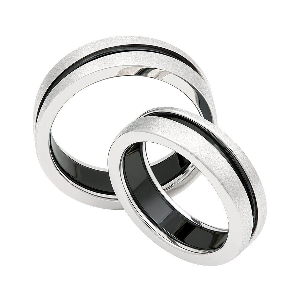 twee trouwringen met zwarte en witte strepen