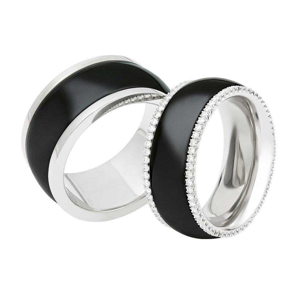 twee zwart-witte trouwringen met diamanten