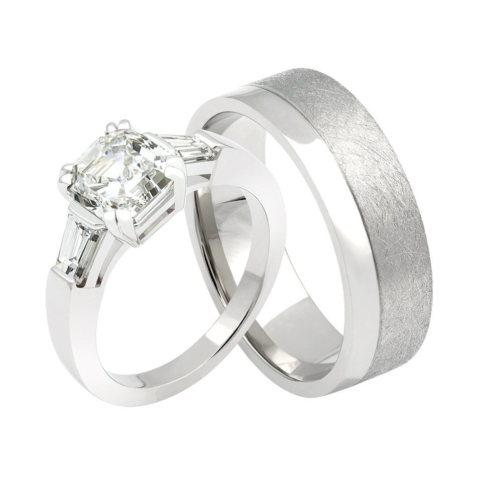 twee trouwringen met een diamant in het midden