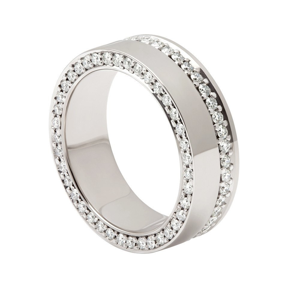 een witgouden trouwring met diamanten