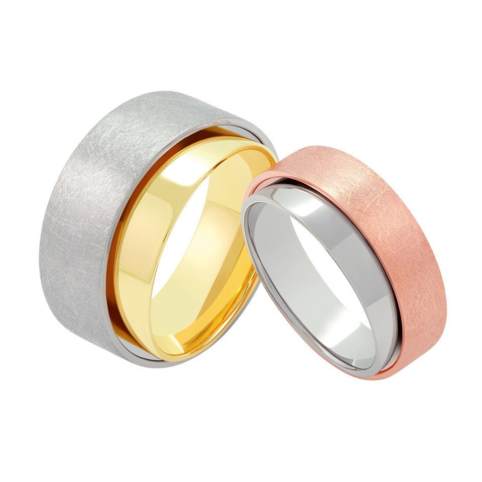 twee trouwringen met goud en zilver inleg