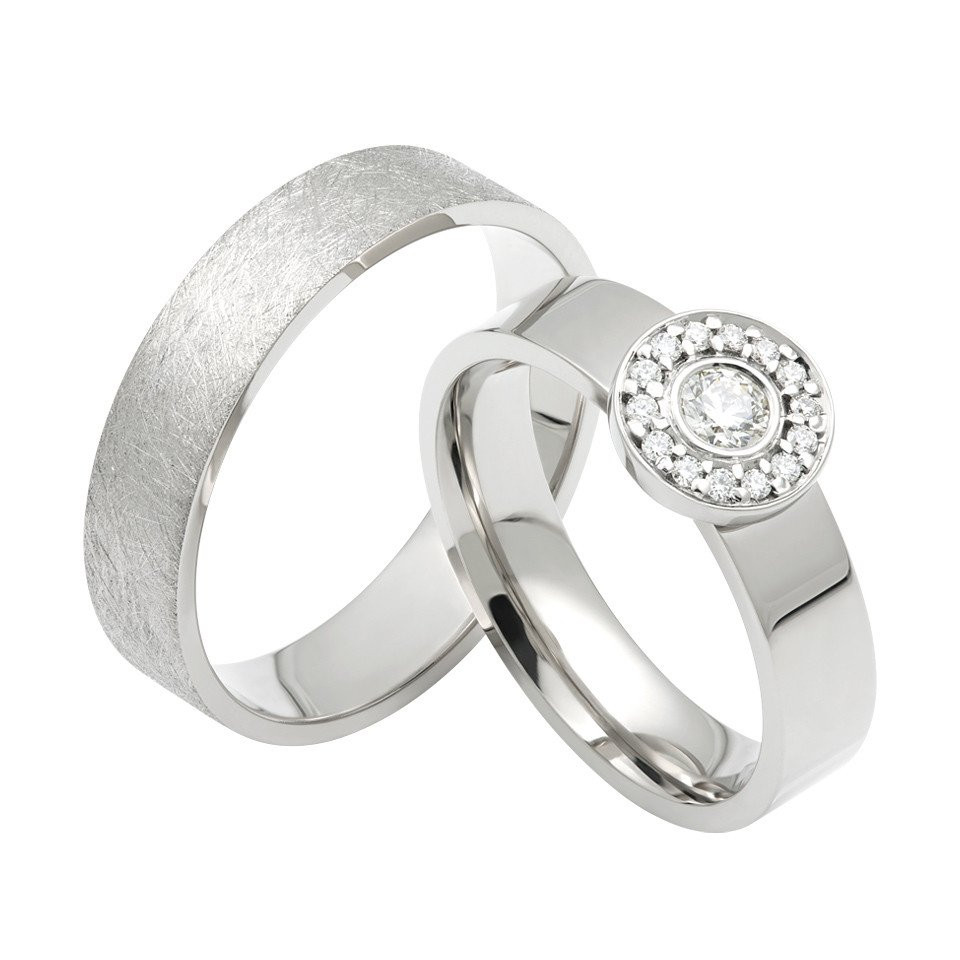 twee trouwringen met diamanten aan de zijkanten