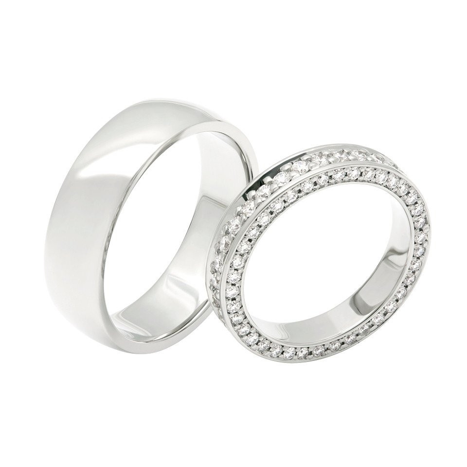 twee trouwringen met diamanten op een witte achtergrond