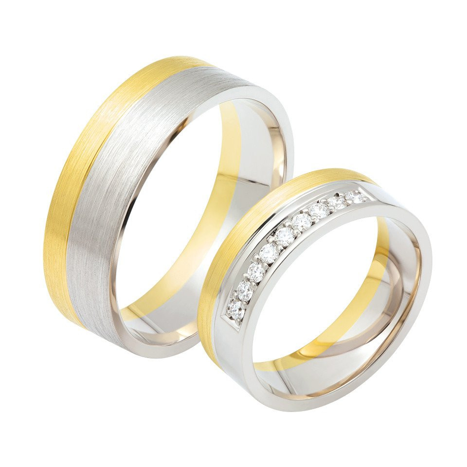 twee trouwringen met geel en wit goud