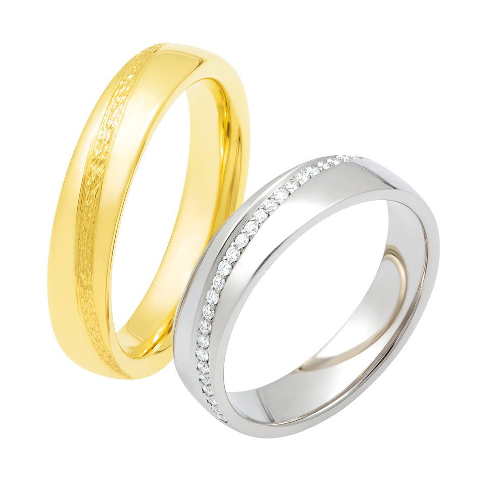 twee trouwringen met diamanten in geel en wit goud