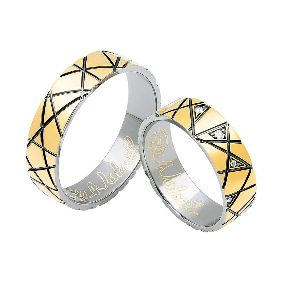 twee trouwringen met goud en zwarte diamanten