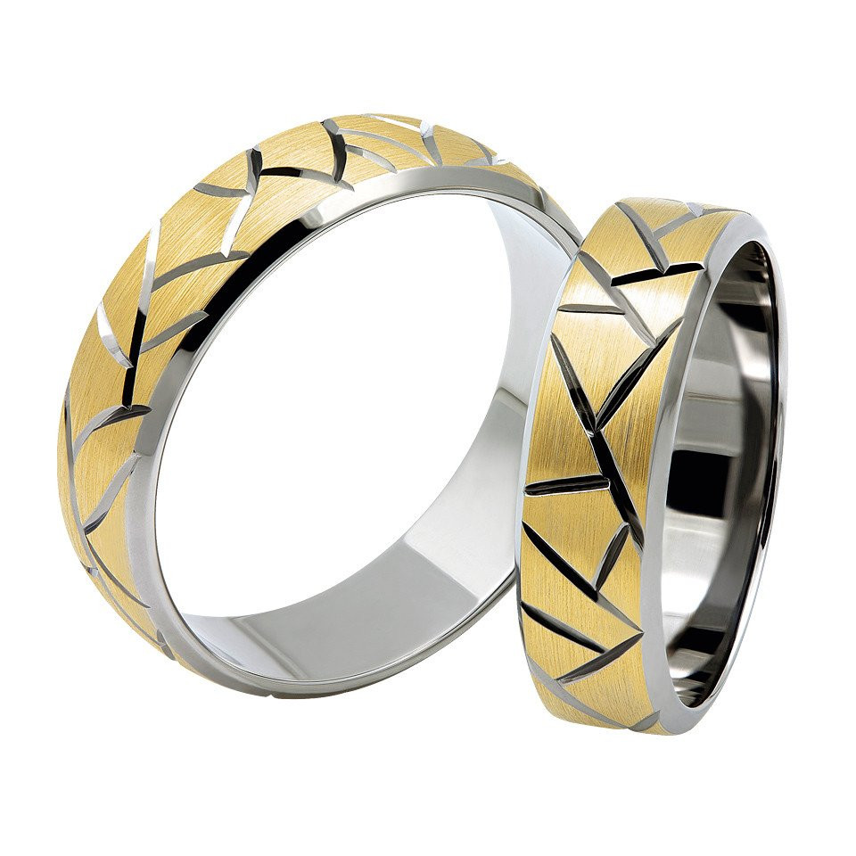 twee trouwringen met goud en zilver inleg