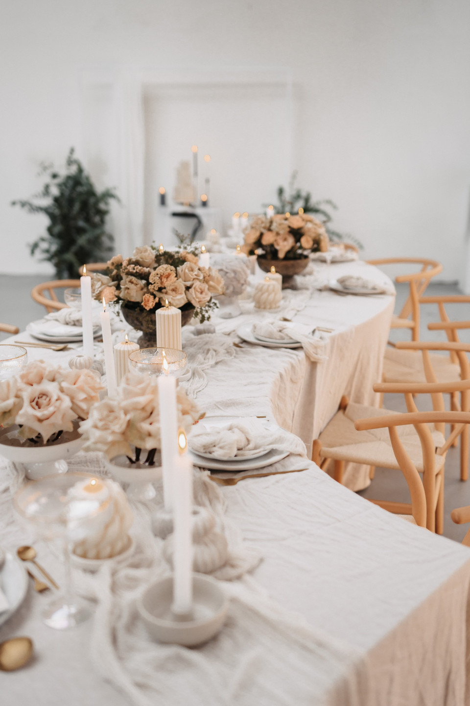 Tischdekoration in Cremé und Beigetönen