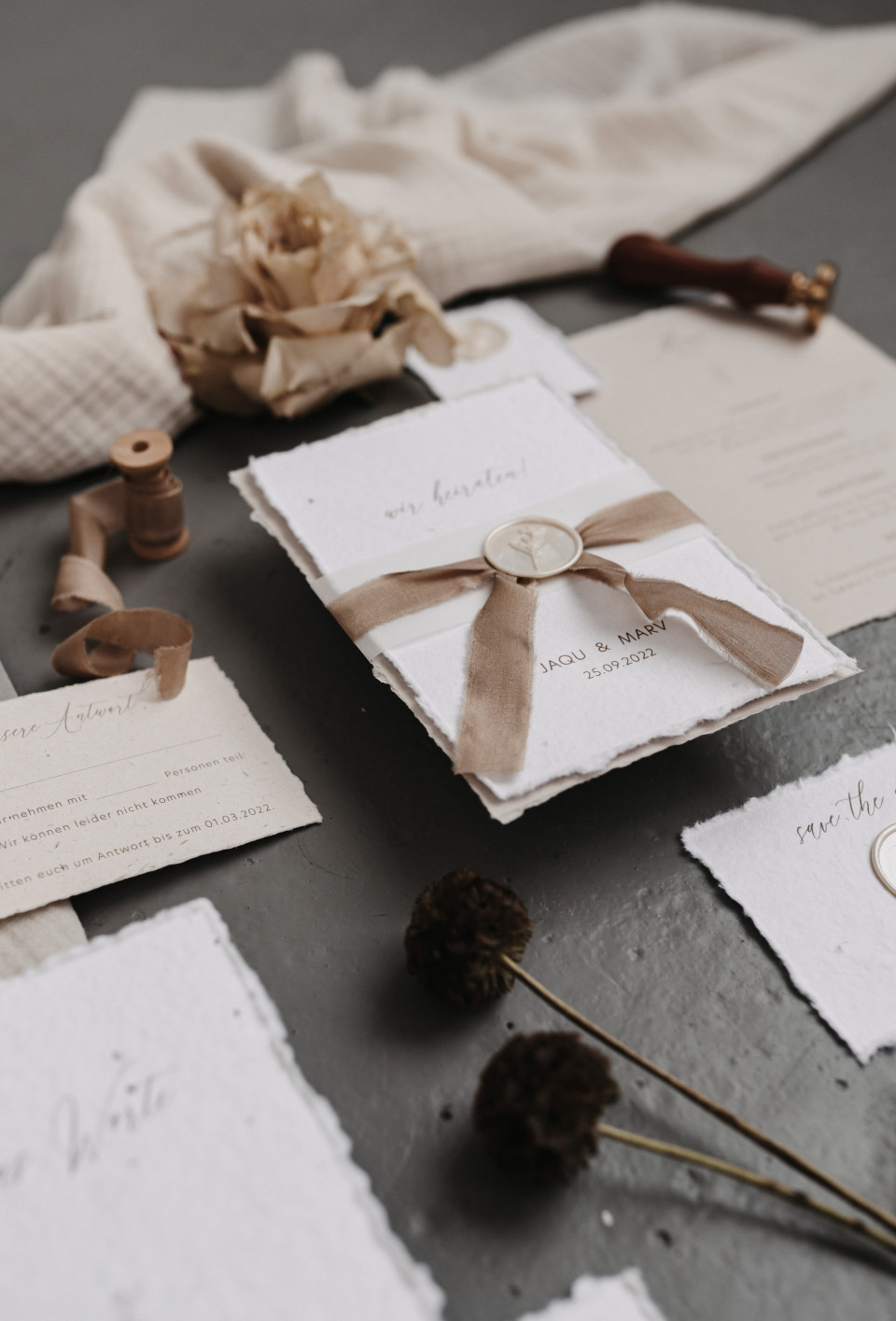 Minimalistische, elegante Papeterie in Beige und Cremétönen