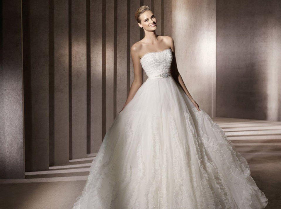 de trouwjurk is een strapless, kanten en tule japon