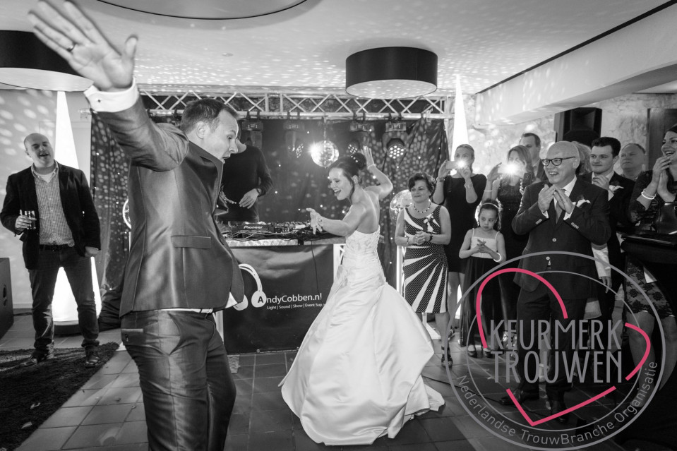 een bruid en bruidegom die dansen op hun bruiloftsreceptie