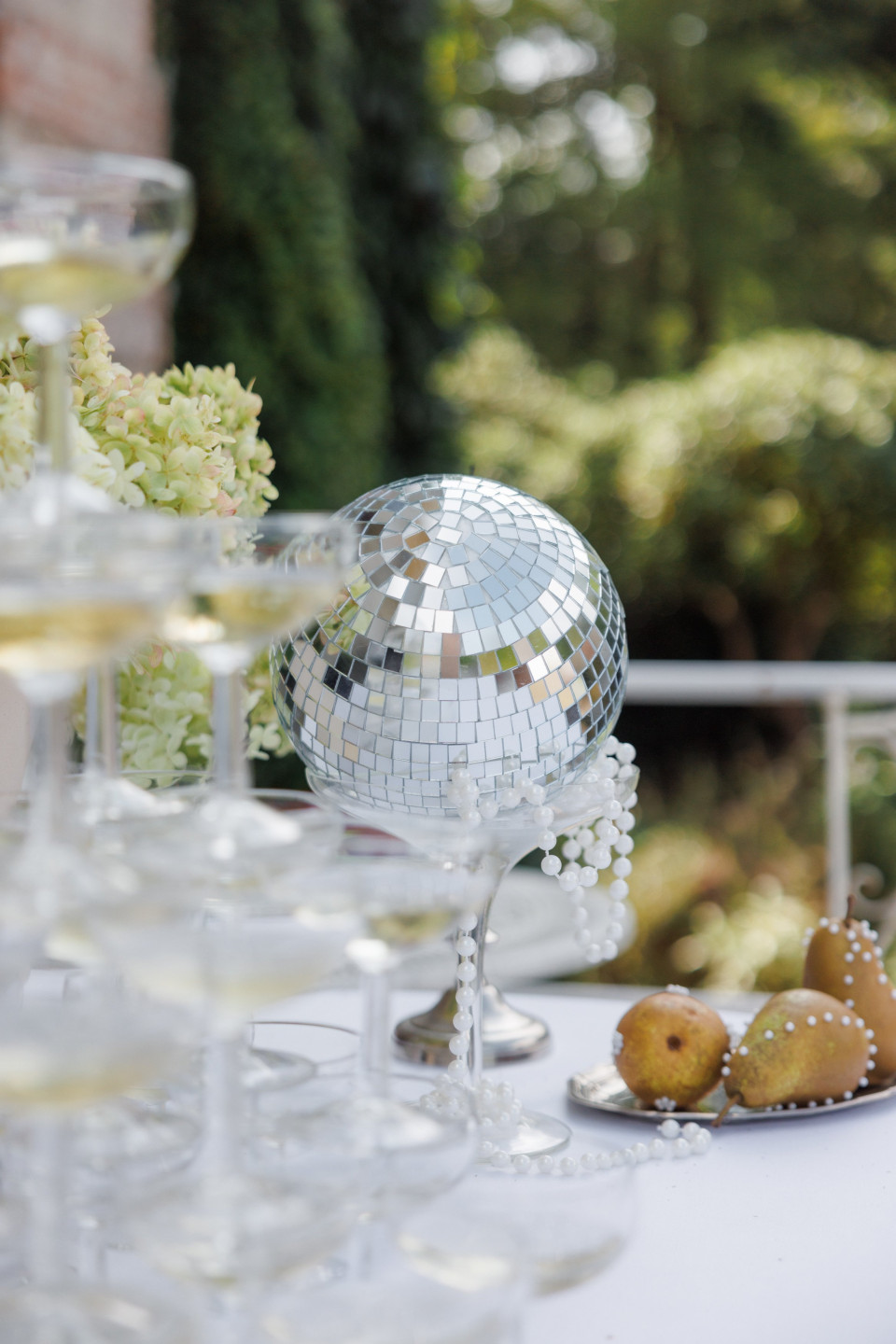 een tafel met champagneglazen en een discobal
