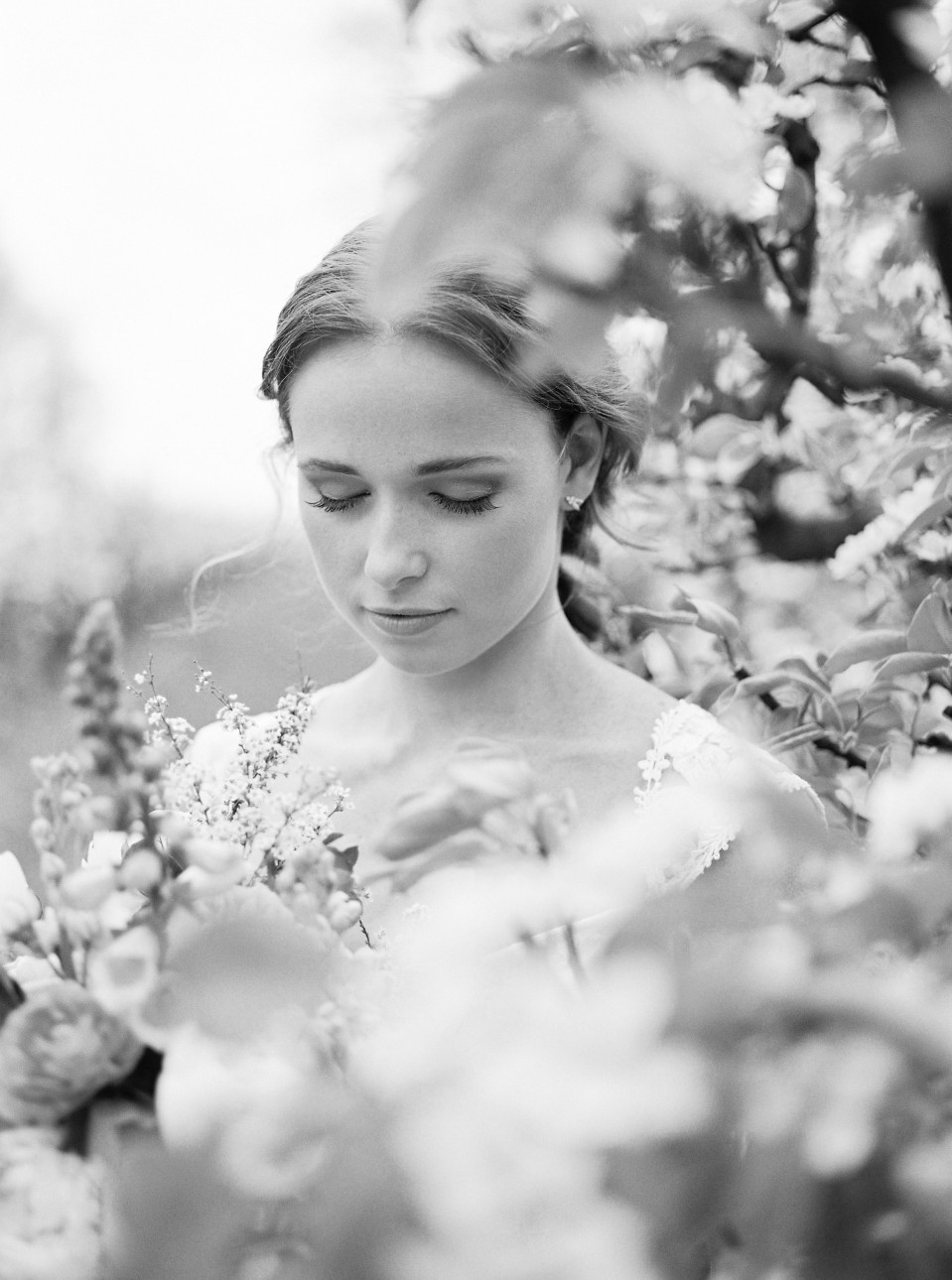 een bruid in een witte jurk en bloemen